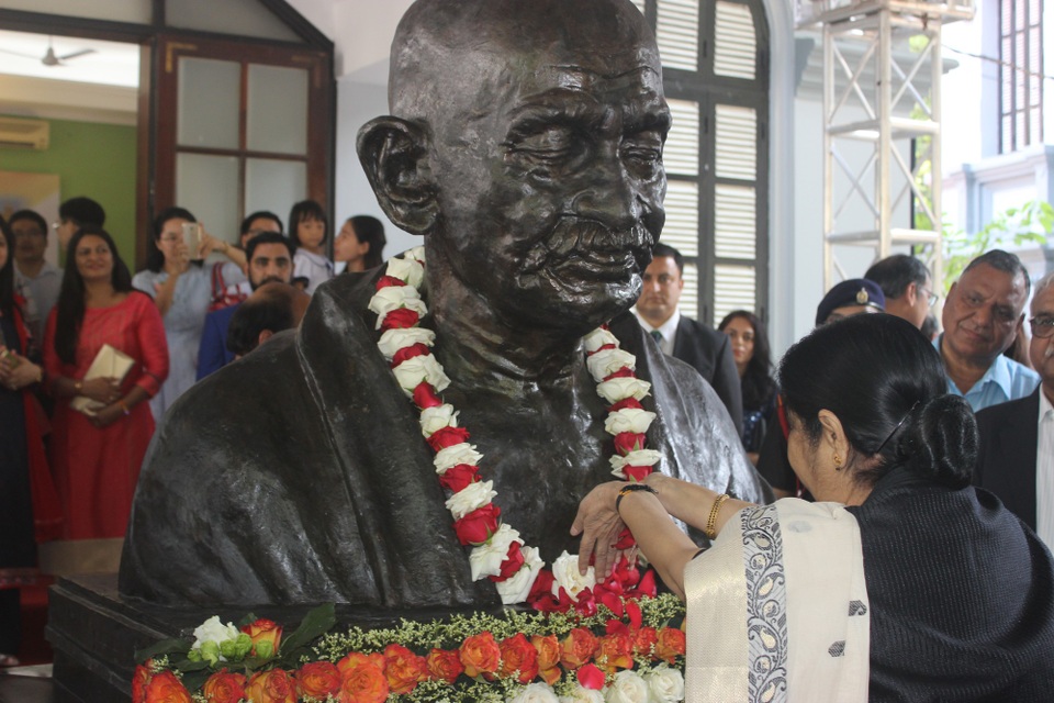 Ngoại trưởng Ấn Độ khánh thành tượng Mahatma Gandhi tại Việt Nam - 6 Tinh thần phản kháng bất bạo động của Mahatma Gandhi không chỉ đưa đất nước Ấn Độ tiến lên con đường độc lập mà còn truyền cảm hứng cho các phong trào đòi quyền tự do trên toàn thế giới.
