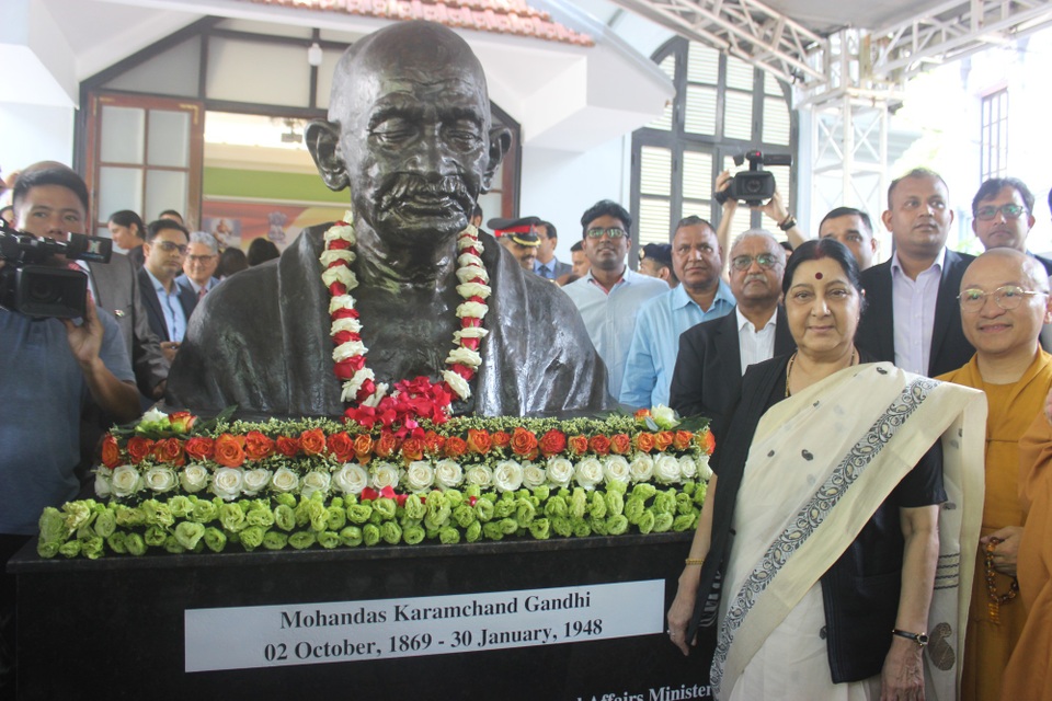Ngoại trưởng Ấn Độ khánh thành tượng Mahatma Gandhi tại Việt Nam - 9 Ngoại trưởng Sushma Swaraj bày tỏ vui mừng trước sự phát triển của Việt Nam, đồng thời cho biết trong nhiệm kỳ của Thủ tướng Narendra Modi, quan hệ chính trị và thương mại Việt - Ấn đã có những bước phát triển nhảy vọt.