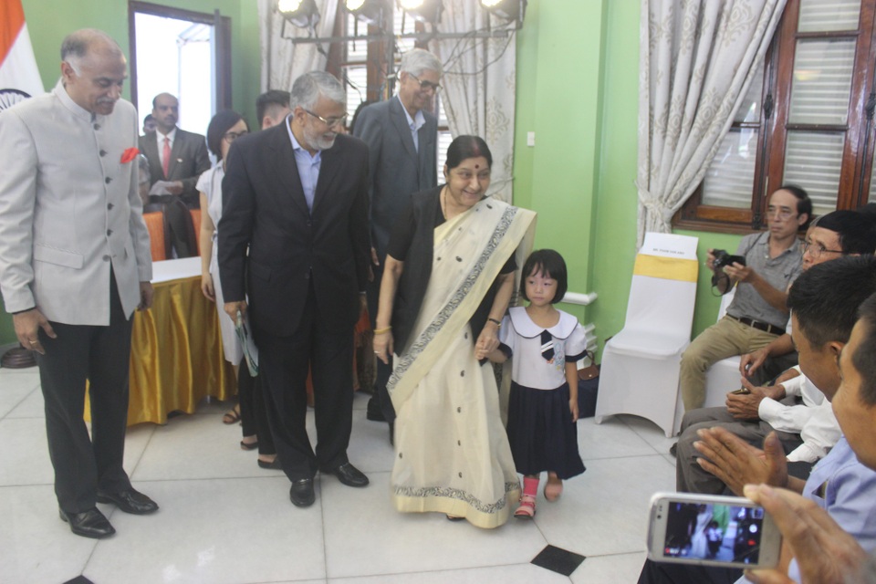 Ngoại trưởng Ấn Độ khánh thành tượng Mahatma Gandhi tại Việt Nam - 12 Ngoại trưởng Sushma Swaraj đã thăm hỏi và dắt tay một bé gái được lắp chân giả trong Dự án lắp chân giả Jaipur Foot thuộc khuôn khổ Chương trình Hợp tác Hữu nghị Việt Nam - Ấn Độ. Đây là dự án của chính phủ Ấn Độ nhằm hỗ trợ lắp chân giả miễn phí cho người khuyết tật tại tỉnh Phú Thọ.