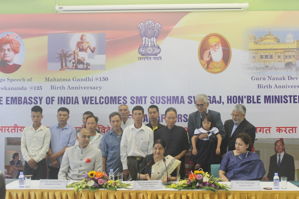 Ngoại trưởng Ấn Độ khánh thành tượng Mahatma Gandhi tại Việt Nam - 13 Ngoại trưởng Sushma Swaraj đang có chuyến thăm và làm việc tại Việt Nam từ ngày 26-28/8. Trong ảnh: Những người khuyết tật được lắp chân giả miễn phí trong Dự án lắp chân giả Jaipur Foot chụp ảnh lưu niệm cùng Ngoại trưởng Sushma Swaraj và Đại sứ Parvathaneni Harish.