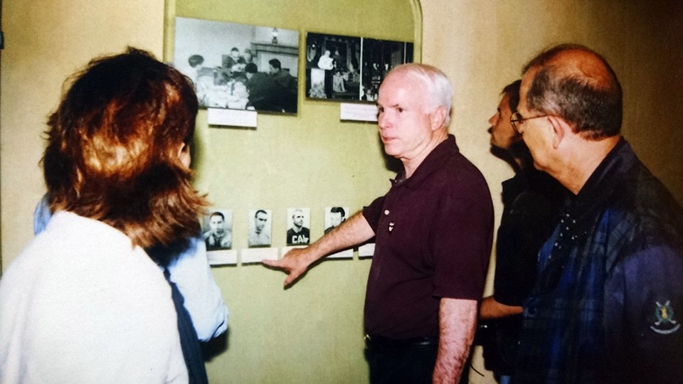 Hình ảnh John McCain ở Hà Nội những năm tháng chiến tranh - 9
Trong một lần thăm lại nhà tù Hỏa Lò, cố Thượng nghị sỹ John McCain từng nói: “Tôi rất cảm ơn Chính phủ và nhân dân Việt Nam đã đối xử tốt với tôi, một người đã từng tham chiến ở Việt Nam”.