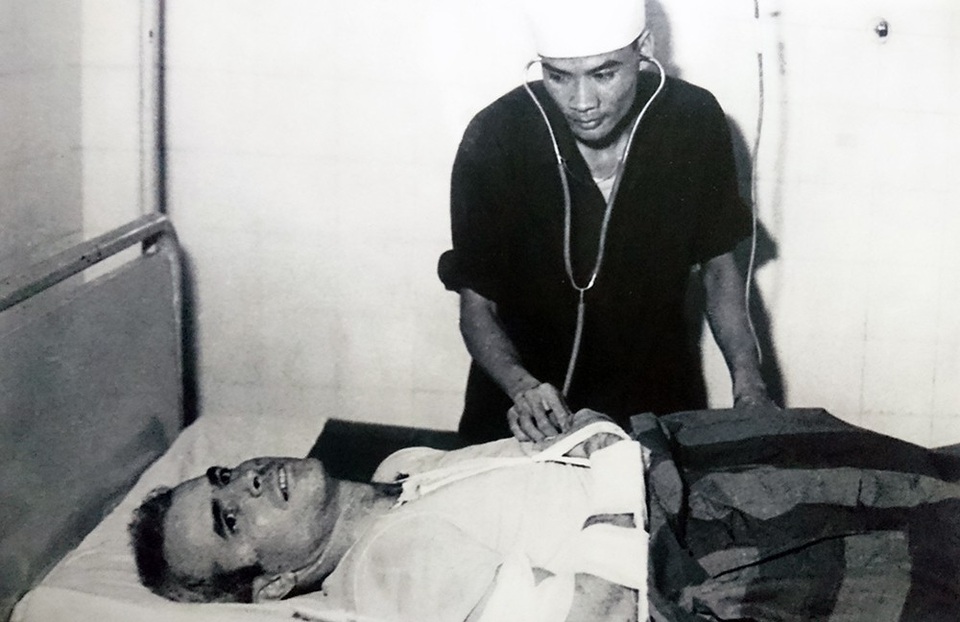 Hình ảnh John McCain ở Hà Nội những năm tháng chiến tranh - 2
Sau khi được cứu sống, Thiếu tá Hải quân John McCain gãy hai tay và một chân, được các bác sỹ quân y Việt Nam chữa trị. Vào thời điểm đó, có lẽ không ai nghĩ rằng ông sẽ là một trong những người có đóng góp vô cùng quan trọng trong việc vận động chính phủ Mỹ bình thường hóa quan hệ ngoại giao với Việt Nam.