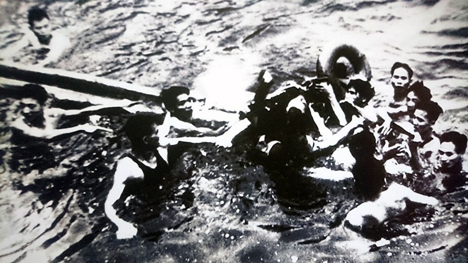 Hình ảnh John McCain ở Hà Nội những năm tháng chiến tranh - 1
Tháng 10/1967, quân đội Việt Nam đã bắn hạ máy bay ném bom A-4E Skyhawk do phi công John McCain điều khiển. Được cứu sống tại hồ Trúc Bạch, như nhiều phi công Mỹ bị bắt khác, John McCain được đưa vào nhà tù Hỏa Lò nổi tiếng ở Hà Nội. Đây chính là một trong những mảnh ghép quan trọng trong cuộc đời của ông sau này.