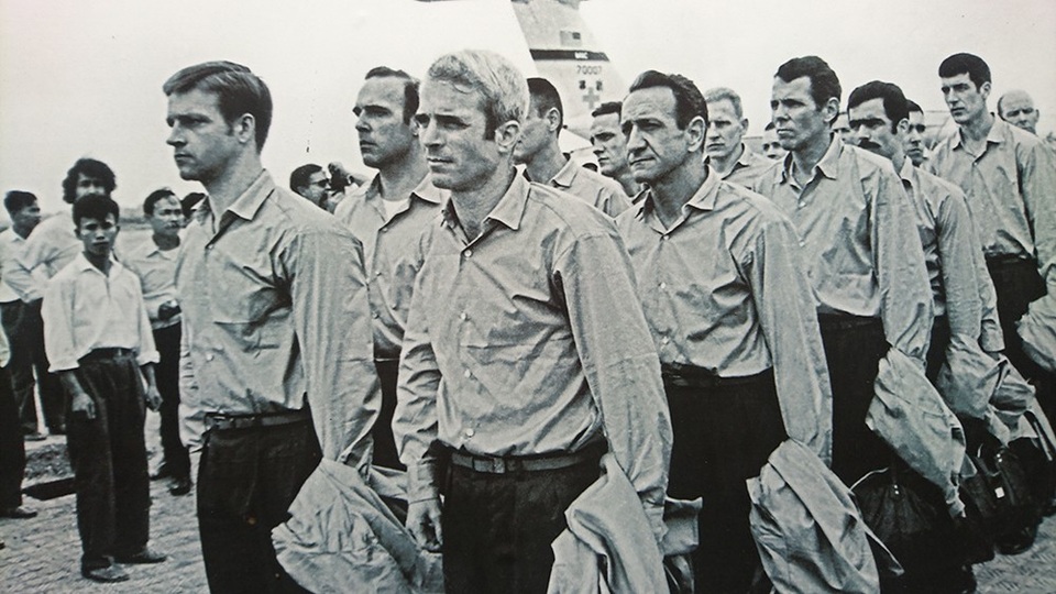 Hình ảnh John McCain ở Hà Nội những năm tháng chiến tranh - 6
Sau khi Hiệp định Paris được ký kết, năm 1973, ông Joh McCain (giữa) và nhiều tù nhân chiến tranh Mỹ khác được trao trả. Trong ảnh, John McCain trên đường tới sân bay Gia Lâm (Hà Nội) để quay về Mỹ.