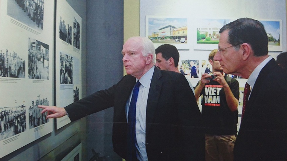 Hình ảnh John McCain ở Hà Nội những năm tháng chiến tranh - 8
Trước đó, lần nào trở lại Việt Nam, cố Thượng nghị sỹ John McCain cũng cố gắng dành thời gian để thăm lại những người từng cứu mình năm xưa và không thể quên thăm lại nhà tù Hoả Lò ở Hà Nội.