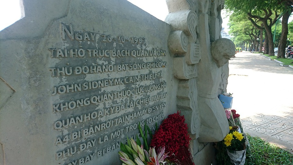 Hình ảnh John McCain ở Hà Nội những năm tháng chiến tranh - 7
Sau chiến tranh, bên hồ Trúc Bạch ven đường Thanh Niên (Hà Nội), bức phù điêu khắc họa hình ảnh John McCain bị bắn rơi vào ngày 26/10/1967. Sau khi thông tin Thượng nghị sĩ John McCain qua đời ngày 25/8 (6h28 sáng 26/8 giờ Việt Nam) sau hơn một năm chống chọi với căn bệnh ung thư não, những người dân Hà Nội đã tới viếng ông tại nơi đặt bức phù điêu đặc biệt này.