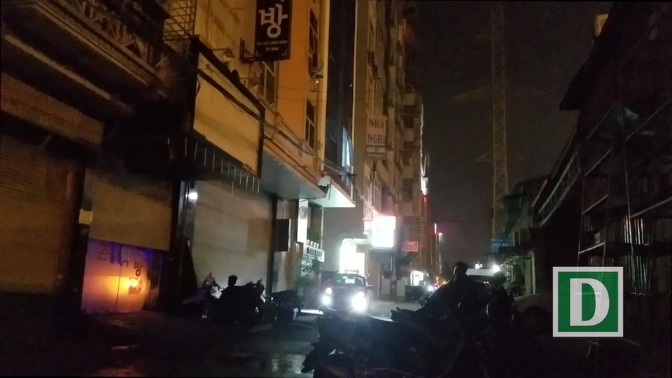 Đột kích "massage đế vương" trụy lạc bậc nhất Hà Nội (Kỳ 1) - 2
Quán massage ở ngõ 1 Đình Thôn trong tình trang cửa cuốn đóng hờ. Mỗi khi có khách, nhân viên bảo vệ mới bấm cửa kéo lên cho khách vào bên trong.