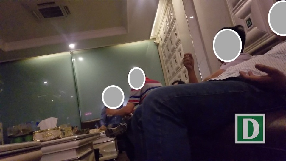 Đột kích "massage đế vương" trụy lạc bậc nhất Hà Nội (Kỳ 1) - 3 Cảnh khách ngồi đợi đến lượt mình vào phòng thư giãn.