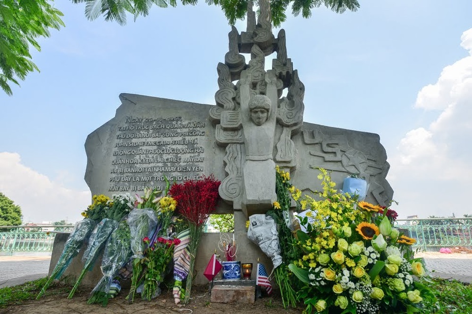 Đại sứ Mỹ đặt hoa tưởng niệm Thượng nghị sĩ McCain bên hồ Trúc Bạch - 1
Những bó hoa được đặt tại phù điêu bên hồ Trúc Bạch, nơi máy bay do ông McCain điều khiển bị bắn rơi trên bầu trời Hà Nội năm 1967. Ông McCain khi đó là phi công của quân đội Mỹ.