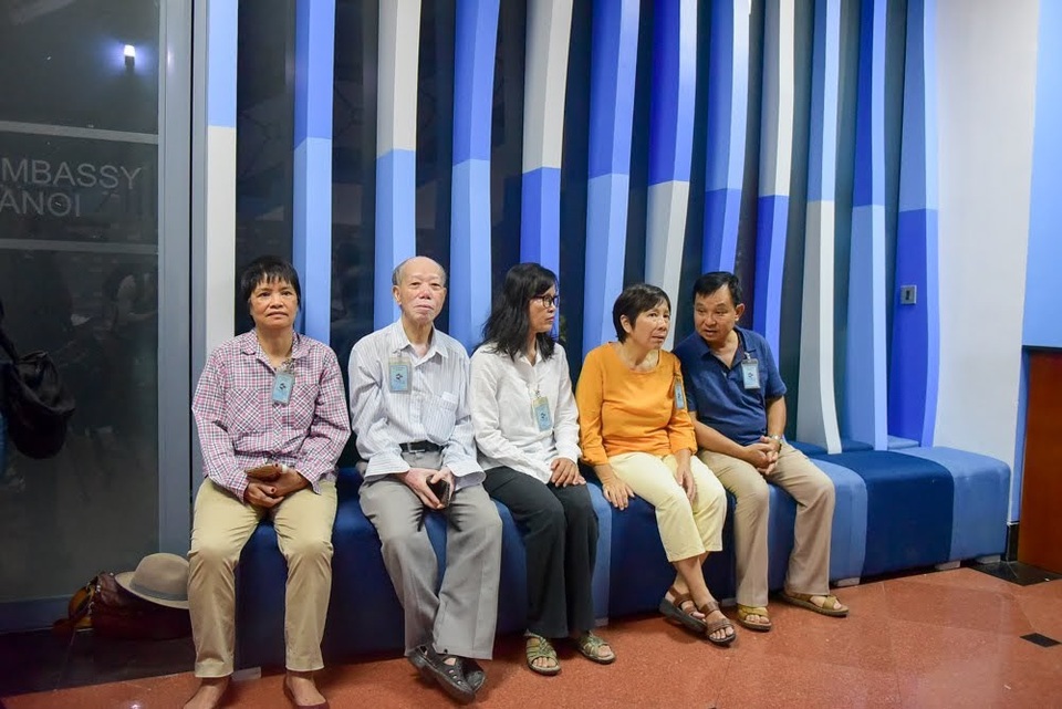 
Sáng ngày 27/8, nhiều người tại Hà Nội đã tới Đại sứ quán Mỹ, chờ đợi để ghi sổ tang tưởng nhớ ông John McCain.
