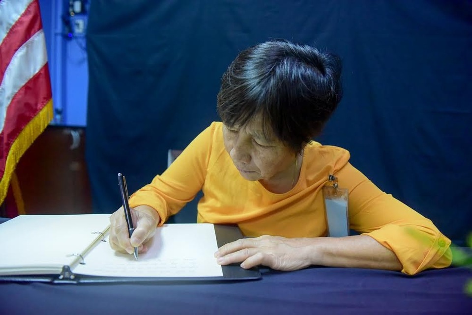 Người Việt ghi sổ tang chia buồn Thượng nghị sĩ McCain qua đời - 9