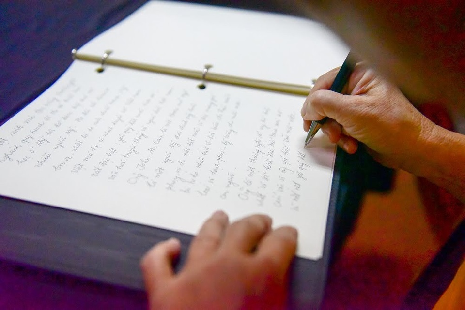 Người Việt ghi sổ tang chia buồn Thượng nghị sĩ McCain qua đời - 10