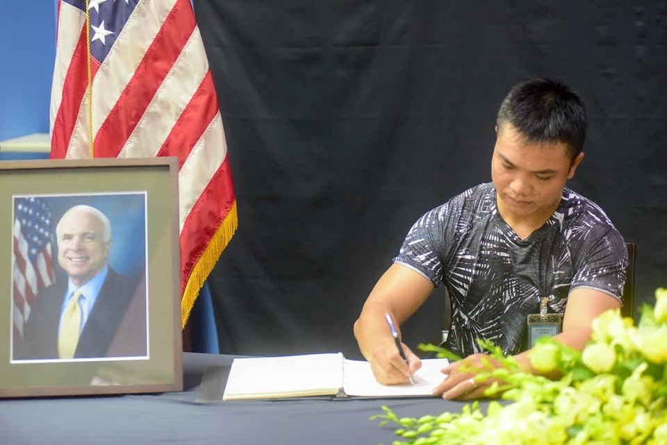 Người Việt ghi sổ tang chia buồn Thượng nghị sĩ McCain qua đời - 11