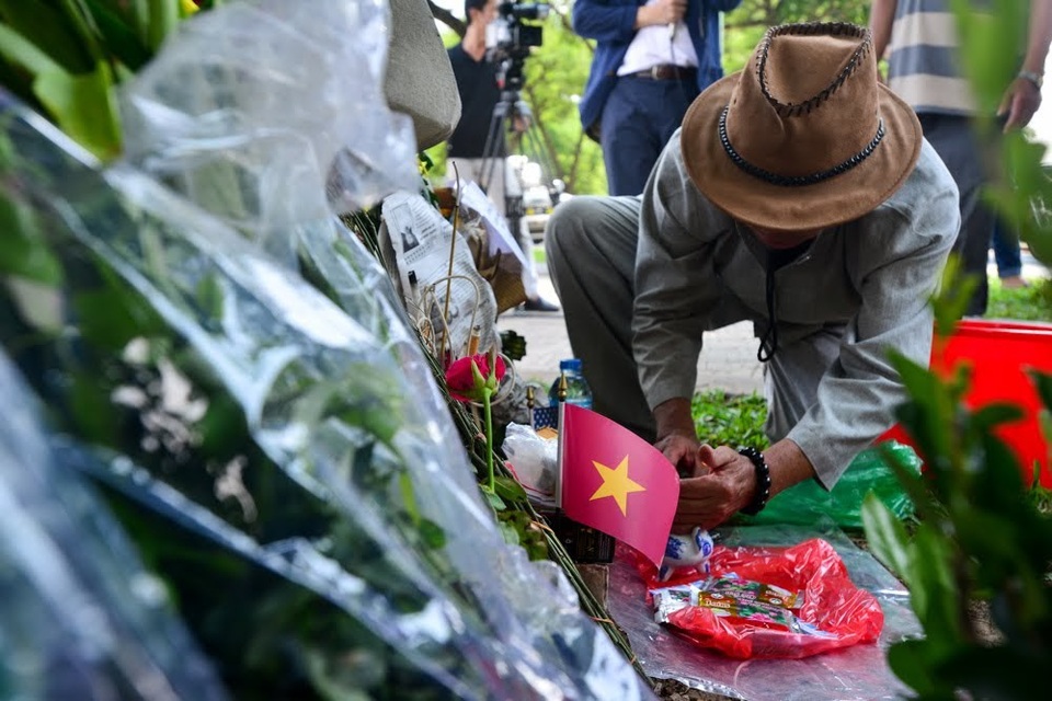 Đại sứ Mỹ đặt hoa tưởng niệm Thượng nghị sĩ McCain bên hồ Trúc Bạch - 9
Để tưởng nhớ Thượng nghị sỹ Mỹ, ông Tính cũng tự tay trồng hai khóm hoa hồng trước tấm bia.