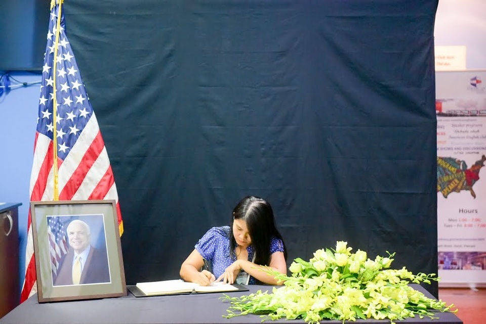 Người Việt ghi sổ tang chia buồn Thượng nghị sĩ McCain qua đời - 13