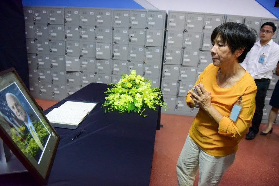 Người Việt ghi sổ tang chia buồn Thượng nghị sĩ McCain qua đời - 14