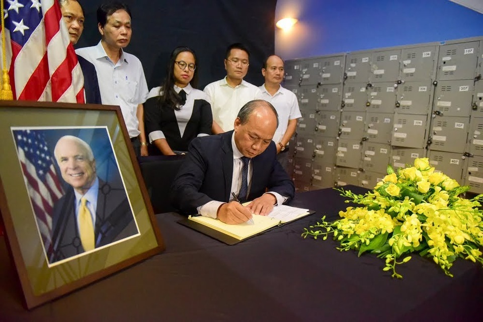 
Thứ trưởng Bộ Nông nghiệp và Phát triển nông thôn Vũ Văn Tám ghi sổ tang tưởng nhớ ông McCain.
