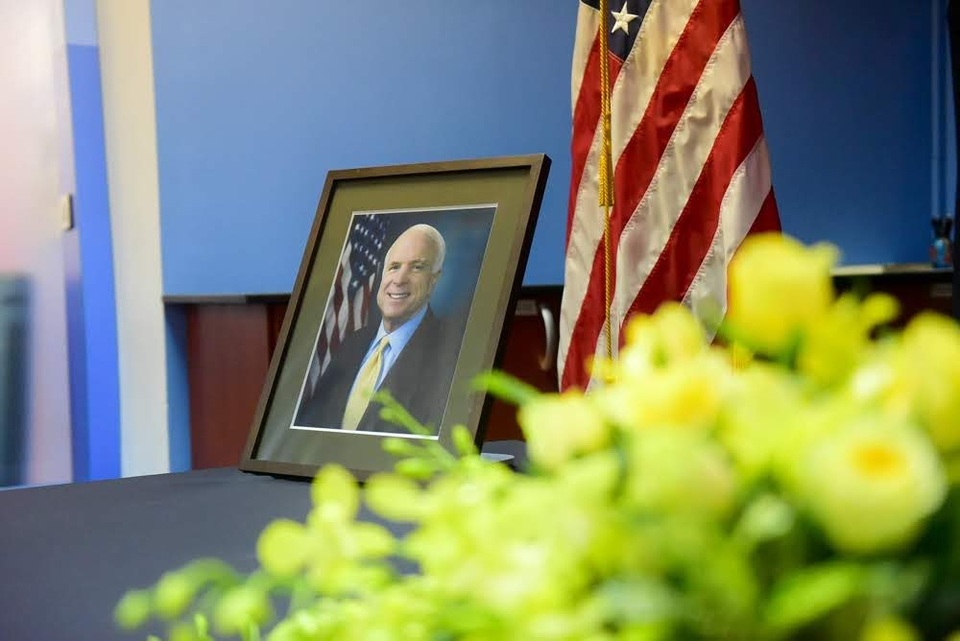 
Sau khi Thượng nghị sĩ John McCain qua đời hôm 25/8, Đại sứ quán Mỹ tại Hà Nội đã quyết định mở sổ chia buồn trong hai ngày 27-28/8 tại Tòa nhà Vườn Hồng, số 170 Ngọc Khánh để phục vụ những người có mong muốn chia sẻ với gia đình ông McCain về sự mất mát này. (Ảnh: Reuters)
