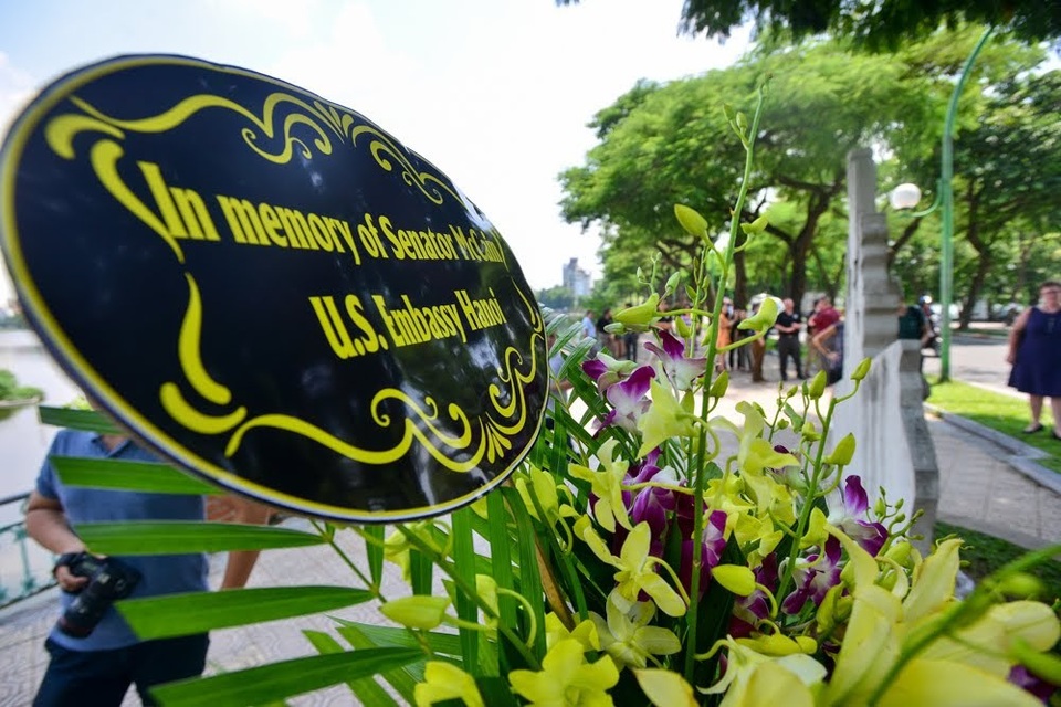 Đại sứ Mỹ đặt hoa tưởng niệm Thượng nghị sĩ McCain bên hồ Trúc Bạch - 13 Đại sứ Mỹ đặt hoa tưởng niệm Thượng nghị sĩ McCain bên hồ Trúc Bạch - 13