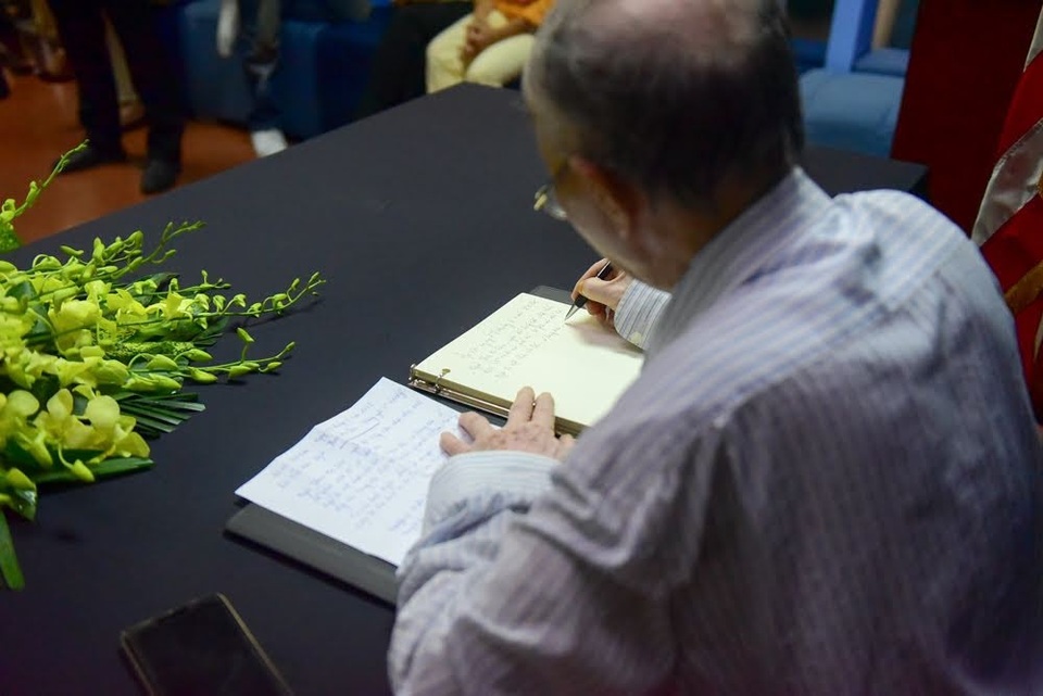 Người Việt ghi sổ tang chia buồn Thượng nghị sĩ McCain qua đời - 8