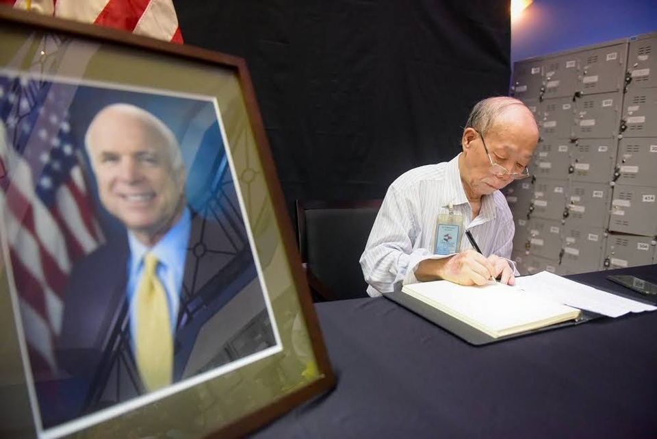 
Cụ Phạm Minh Chức, 81 tuổi, là một trong những người tới Đại sứ quán rất sớm vào sáng nay để chờ đợi ghi sổ tang.
