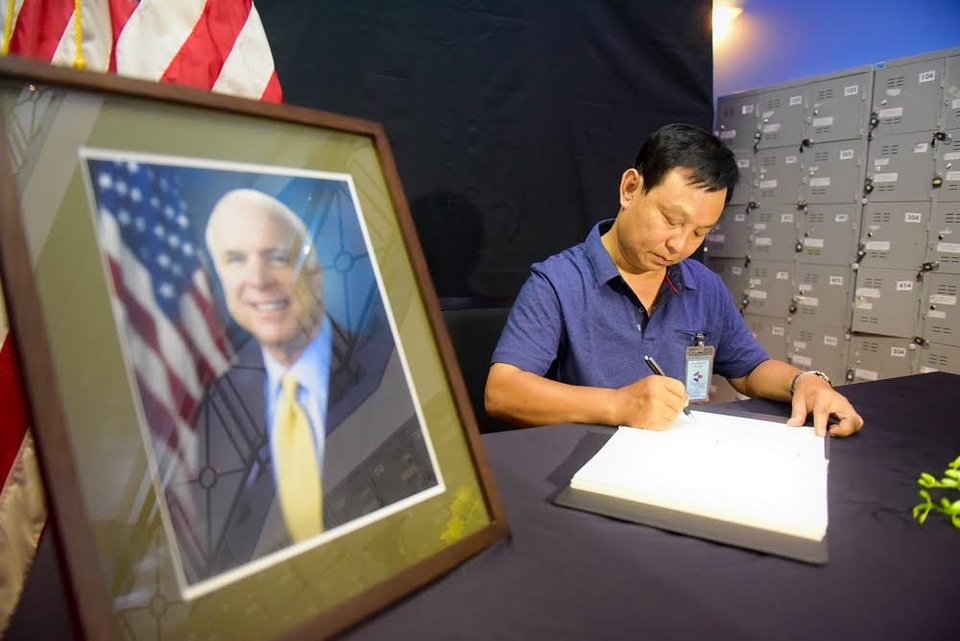 
Vì những đóng góp lớn lao của ông McCain cho việc thúc đẩy quan hệ song phương Việt - Mỹ, nhiều người Việt Nam đã tiếc thương khi nghe tin vị nghị sĩ kỳ cựu của Mỹ qua đời.
