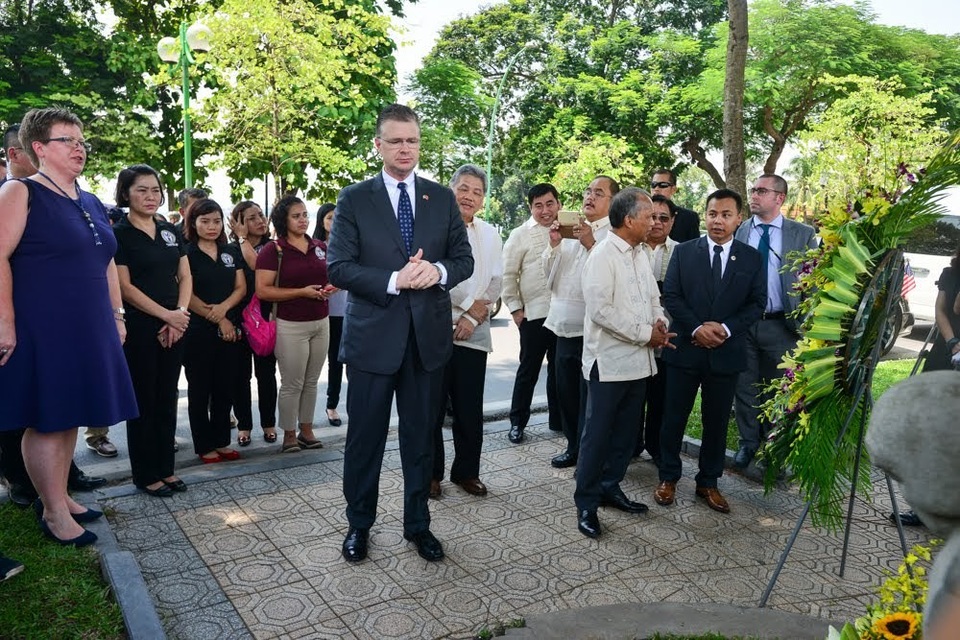 Đại sứ Mỹ đặt hoa tưởng niệm Thượng nghị sĩ McCain bên hồ Trúc Bạch - 3
Ông Kritenbrink cho hay, phái đoàn ngoại giao Mỹ tại Việt Nam dự kiến tổ chức một số các hoạt động để tưởng nhớ Thượng nghị sĩ McCain sau khi ông qua đời ở tuổi 81 hôm 25/8.