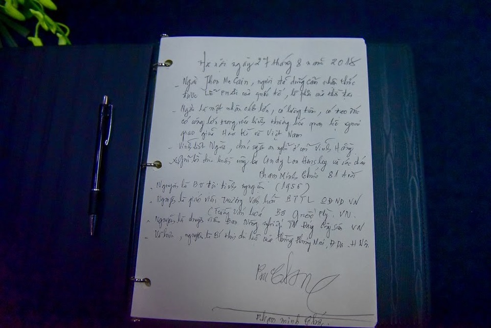 
Những dòng tưởng nhớ ông McCain của một người dân Việt Nam trong sổ tang.
