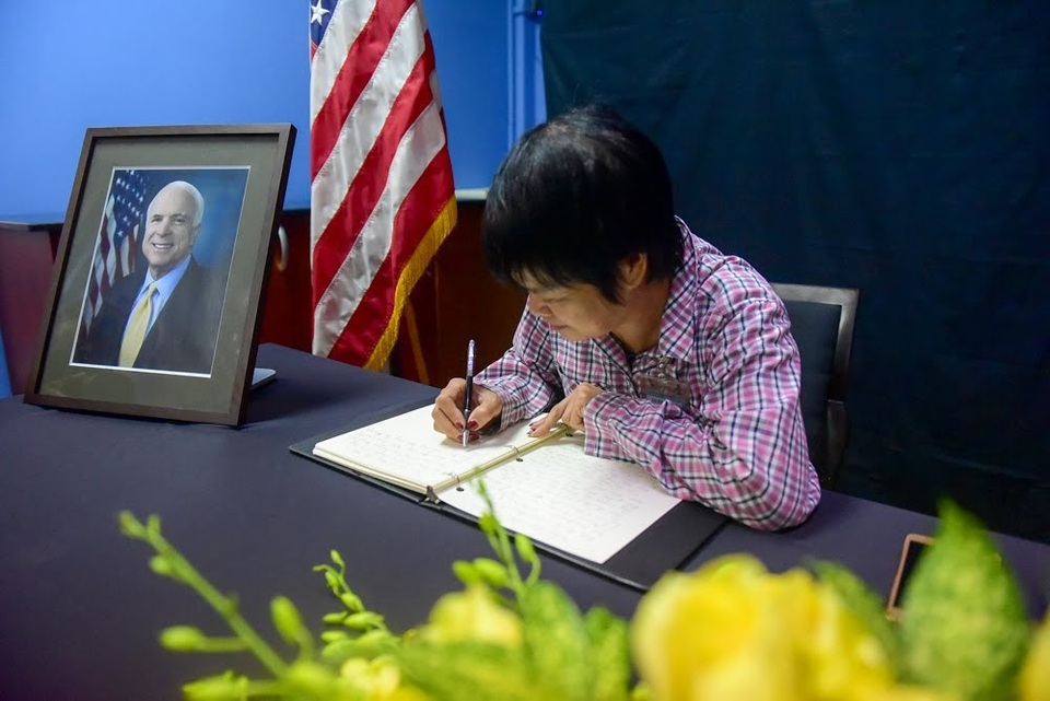 
Lễ truy điệu ông McCain sẽ diễn ra vào ngày 2/9 tại Học viện Hải quân Mỹ, sau đó linh cữu của ông được chuyển tới nghĩa trang của đơn vị này ở Annapolis, bang Maryland để an táng. Trao đổi với Dân trí, một người dân có mặt tại buổi lễ trang nghiêm này chia sẻ: Mối quan hệ Việt - Mỹ phải trải qua những ký ức, chặng đường đau thương, mất mát. Quá khứ nay đã tạm khép lại, nhường chỗ cho những mầm xanh tươi tốt của mối quan hệ nồng ấm giữa hai nước, trên cả bình diện con người lẫn quốc gia. Chặng đường đó, có góp công rất lớn của ông John MacCain. Công lao đó, chúng tôi sẽ không quên.
