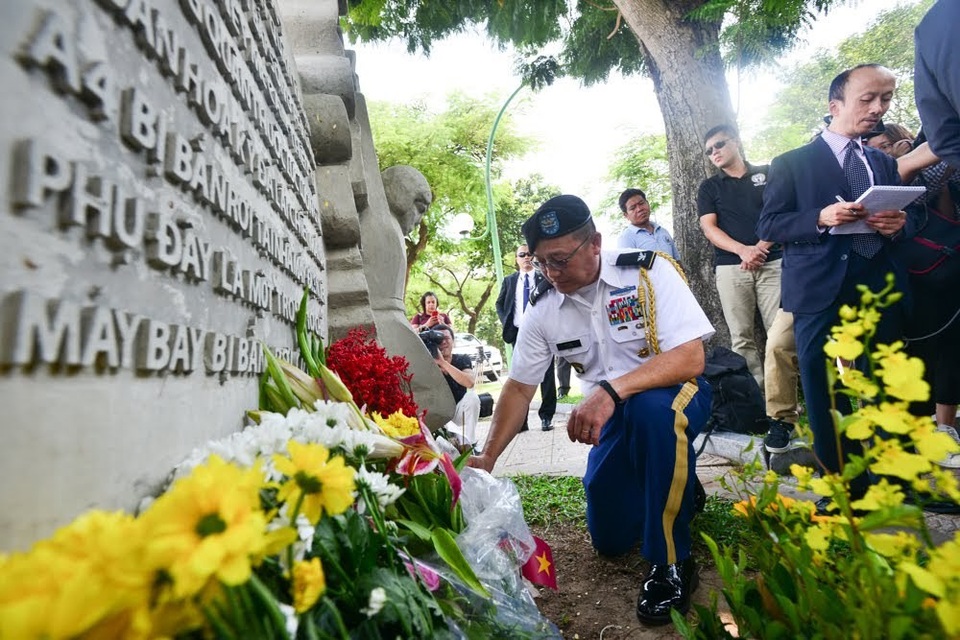 Đại sứ Mỹ đặt hoa tưởng niệm Thượng nghị sĩ McCain bên hồ Trúc Bạch - 10
Tùy viên quân sự Ton Tuan, một thành viên của phái đoàn ngoại giao Mỹ tại Việt Nam, tưởng nhớ Thượng nghị sĩ McCain.