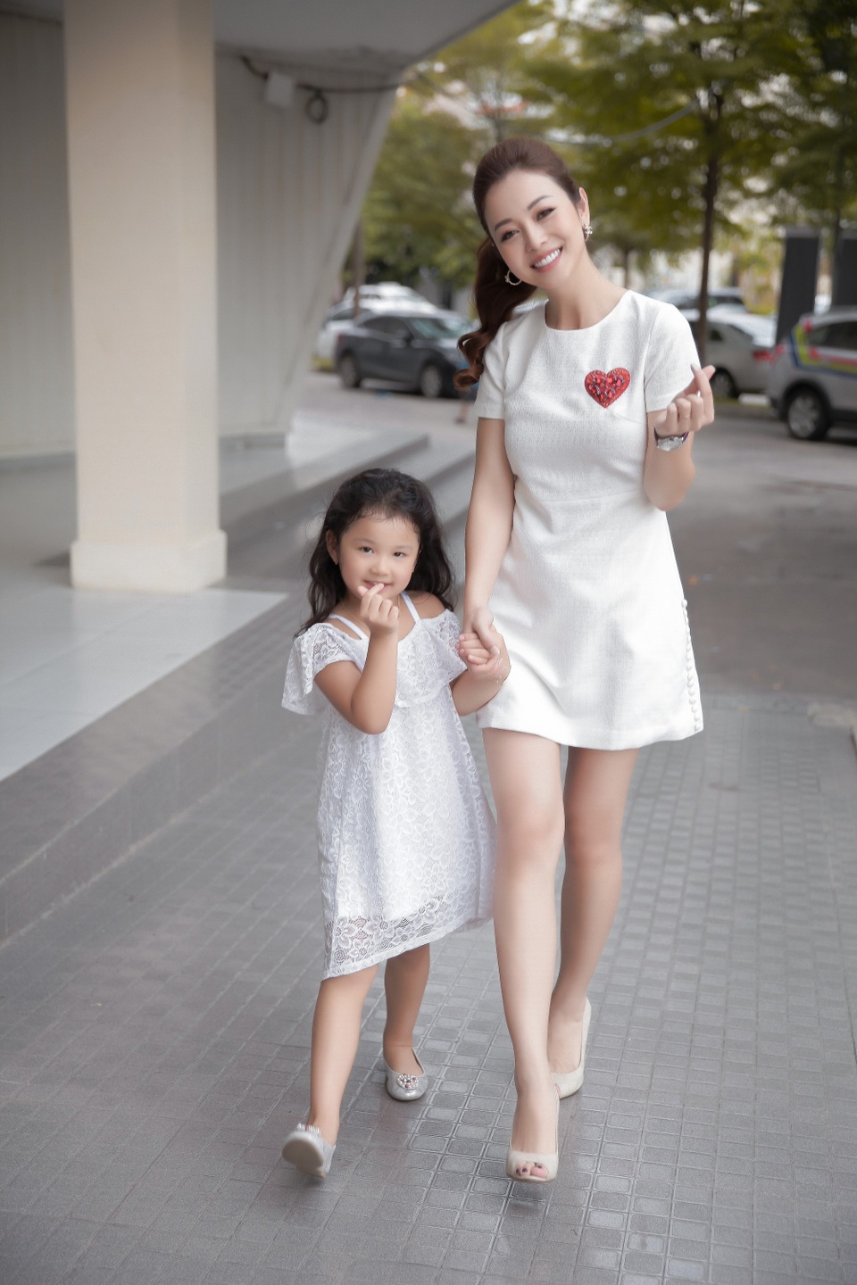 Sự thật chưa tiết lộ về đại gia đứng sau Hoa hậu Jenifer Phạm - 5 Bé Na điệu đà tạo dáng cùng mẹ.