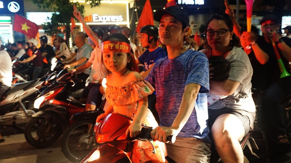 "Biển người" mừng chiến thắng của Olympic Việt Nam ở hồ Hoàn Kiếm - 11
Các em nhỏ cũng được sống trong bầu không khí đặc biệt này