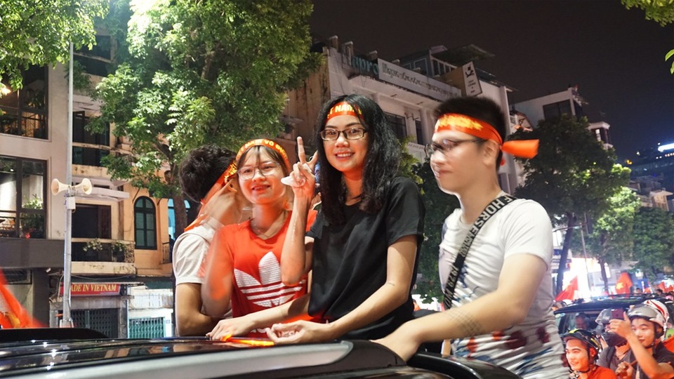 "Biển người" mừng chiến thắng của Olympic Việt Nam ở hồ Hoàn Kiếm - 10 "Biển người" mừng chiến thắng của Olympic Việt Nam ở hồ Hoàn Kiếm - 10