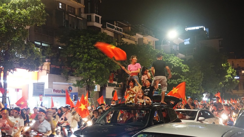 "Biển người" mừng chiến thắng của Olympic Việt Nam ở hồ Hoàn Kiếm - 9
Muôn kiểu ăn mừng trên đường phố trung tâm