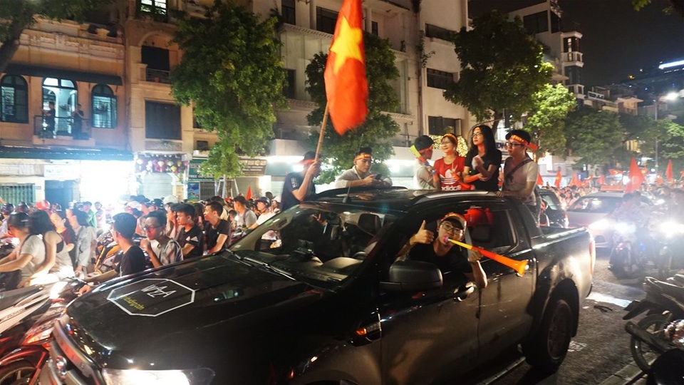 "Biển người" mừng chiến thắng của Olympic Việt Nam ở hồ Hoàn Kiếm - 8 "Biển người" mừng chiến thắng của Olympic Việt Nam ở hồ Hoàn Kiếm - 8