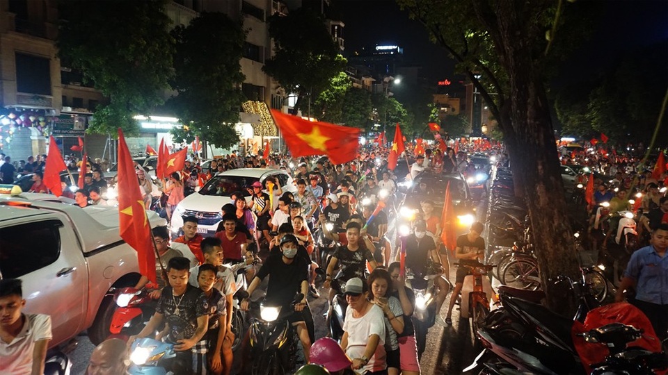 "Biển người" mừng chiến thắng của Olympic Việt Nam ở hồ Hoàn Kiếm - 7
Một đêm không ngủ đã bắt đầu...