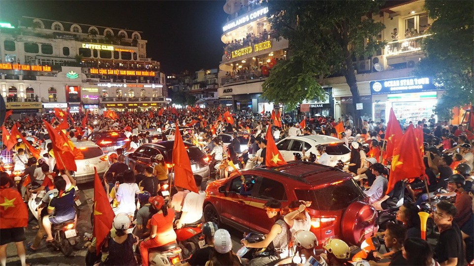 "Biển người" mừng chiến thắng của Olympic Việt Nam ở hồ Hoàn Kiếm - 12 Giao thông quanh khu vực bờ hồ Hoàn Kiếm đã tê liệt hoàn toàn.