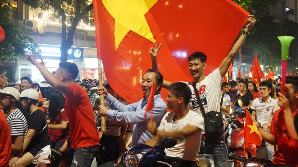 "Biển người" mừng chiến thắng của Olympic Việt Nam ở hồ Hoàn Kiếm - 5
Chiến thắng đến nghẹt thở của các cầu thủ đã làm bùng lên cảm xúc nơi người hâm mộ