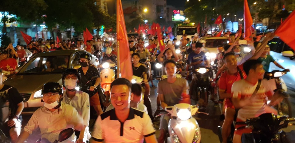 "Biển người" mừng chiến thắng của Olympic Việt Nam ở hồ Hoàn Kiếm - 14 "Biển người" mừng chiến thắng của Olympic Việt Nam ở hồ Hoàn Kiếm - 14