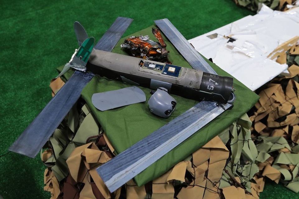 Dàn vũ khí của phiến quân bị Nga tịch thu tại Syria - 6 Thiết bị bay không người lái AeroVironment Switchblade (UAV) hiện đại là một trong những sản phẩm của Mỹ trong cuộc chiến tại Syria. Thiết bị này được thiết kế như một “chiến binh cảm tử”, có khả năng mang theo đầu đạn phát nổ khi va chạm với mục tiêu. Khoảng 350 chiếc UAV này được cho là tới Iraq hồi năm ngoái và được đặc nhiệm Mỹ sử dụng để tấn công IS. Tuy nhiên sau đó chúng rơi vào tay phiến quân ở Syria.
