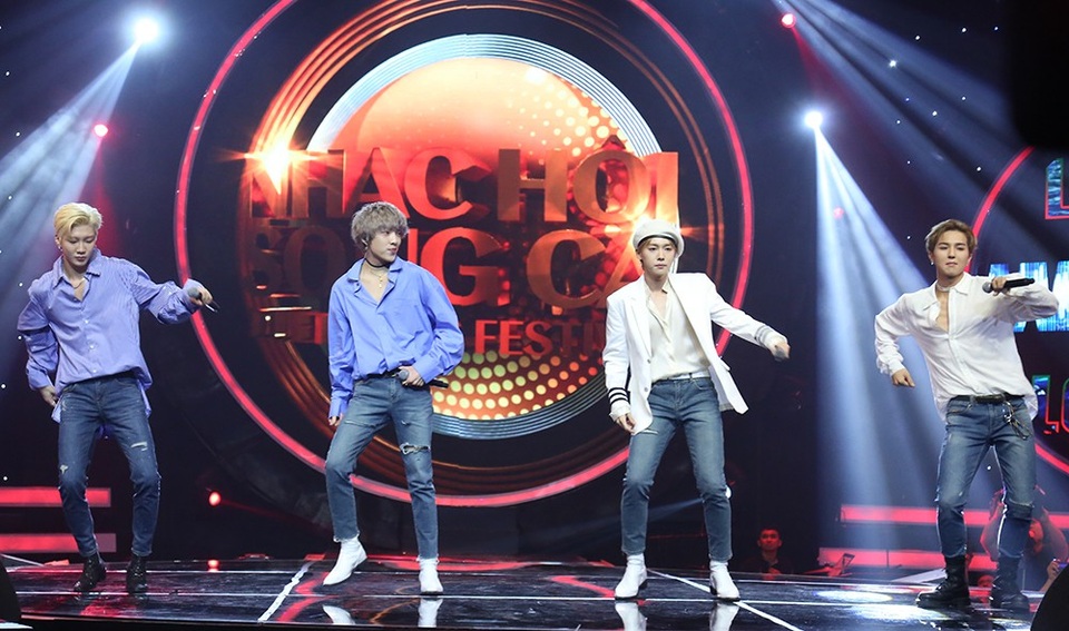 4 chàng trai đến từ nhà YG Entertainment – WINNER tham gia trình diễn trong đêm chun kết đã khiến sân khấu chương trình bùng nổ. Khán giả không ngừng nhún nhảy với những giai điệu sôi động qua bộ 3 bản hit đình đám của nhóm “Love me love me”, “Everyday” và “Really really”.