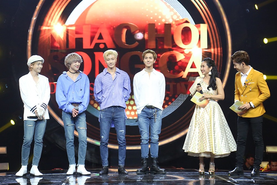 Bên cạnh đó, nhóm cũng đã có những chia sẻ thú vị về cảm nghĩ trong đêm chung kết cùng Nhạc hội song ca mùa 2, trưởng nhóm Kang Seung Yoon đã bộc bạch: “Chúng tôi rất lấy làm vinh dự khi tham gia Nhạc hội song ca mùa 2. Qua chương trình, chúng tôi có dịp đến gần hơn khán giả, đặc biệt là những Inner Cirlce đáng yêu.” Chưa dừng lại ở đó, WINNER tiếp tục đốn tim fan khi cùng hô to bằng tiếng Việt câu “Tôi rất yêu các bạn. Tôi yêu Việt Nam” và tạo dáng trái tim vòng qua đầu tặng đến người hâm mộ.