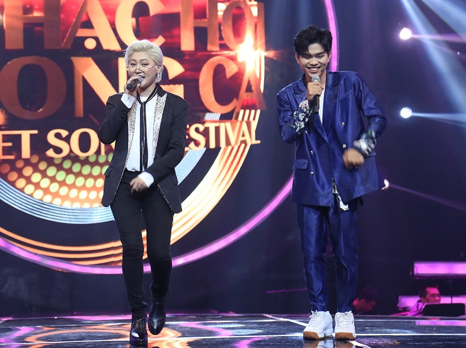 Vicky Nhung và Thanh Sang lại tiếp tục thể hiện thế mạnh của mình bằng bản mashup các bản hit đình đám của showbiz Việt. Cặp đôi đã liên tiếp trình diễn các ca khúc như “Đừng như thói quen”, “Người âm phủ”, “Đã biết sẽ có ngày hôm qua” và “Kém duyên”. Đặc biệt, cặp song ca ăn ý này còn biết lấy lòng khán giả khi cover một đoạn ngắn “Really really” từ các chàng trai nhóm WINNER.