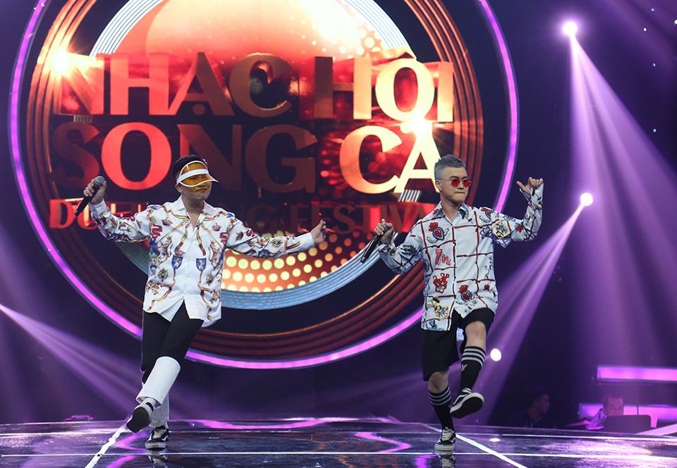 Lê Thiện Hiếu và Hà Huy chủ đề “Thanh xuân” mang đến sân khấu nguồn năng lượng tươi trẻ và giàu sức sống từ những cậu thanh niên đôi mươi trẻ trung, nhiệt huyết.