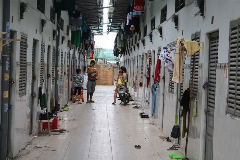 Cho vay nặng lãi “cắt cổ” công nhân nghèo - 1
Công nhân tại các khu công nghiệp được các đối tượng cho vay nặng lãi quan tâm, dùng mọi chiêu trò để hút công nhân đến vay tiền.