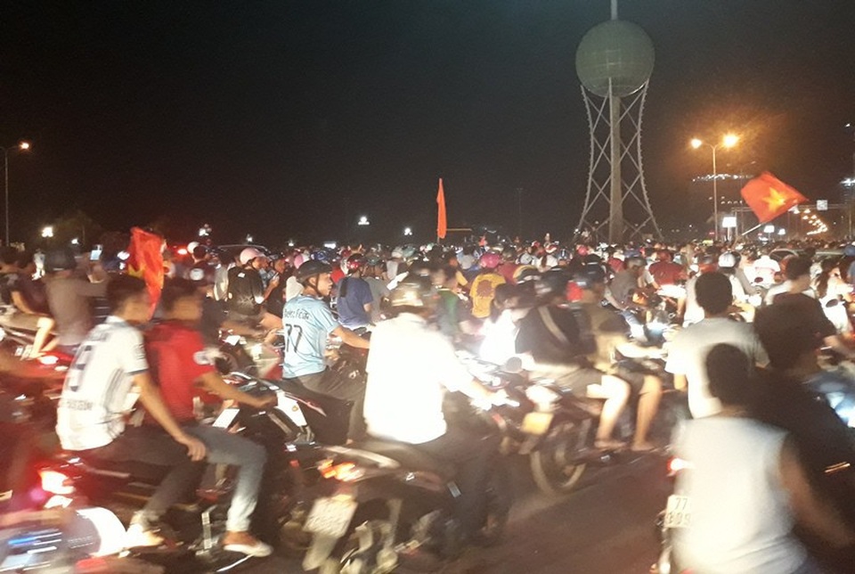 Việt Nam - Đêm không ngủ mừng chiến thắng lịch sử - 30 Cổ động viên ăn mừng chiến thắng trên đường Nguyễn Tất Thành, TP Quy Nhơn (Bình Định)