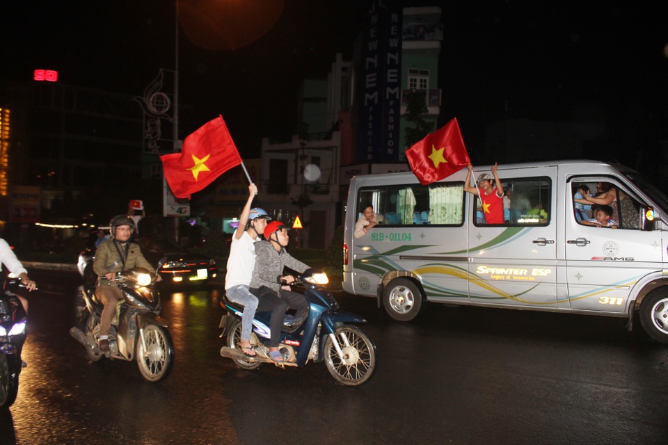 Việt Nam - Đêm không ngủ mừng chiến thắng lịch sử - 33 Dù trời có mưa dầm nhưng dòng người vẫn không ngừng đổ ra đường