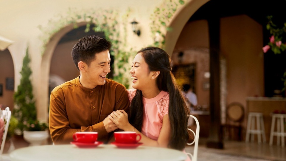 Đánh thức “khoảnh khắc ngọt ngào" trong cuộc sống - 1 Ngày đứa con bé bỏng chào đời, chúng ta ngập tràn trong cảm giác vừa hạnh phúc vừa bỡ ngỡ khi lần đầu làm bố mẹ. Trái tim chúng ta rung lên những nhịp rộn ràng khi nghĩ đến những bước đi chập chững hay tiếng gọi đầu đời của con…