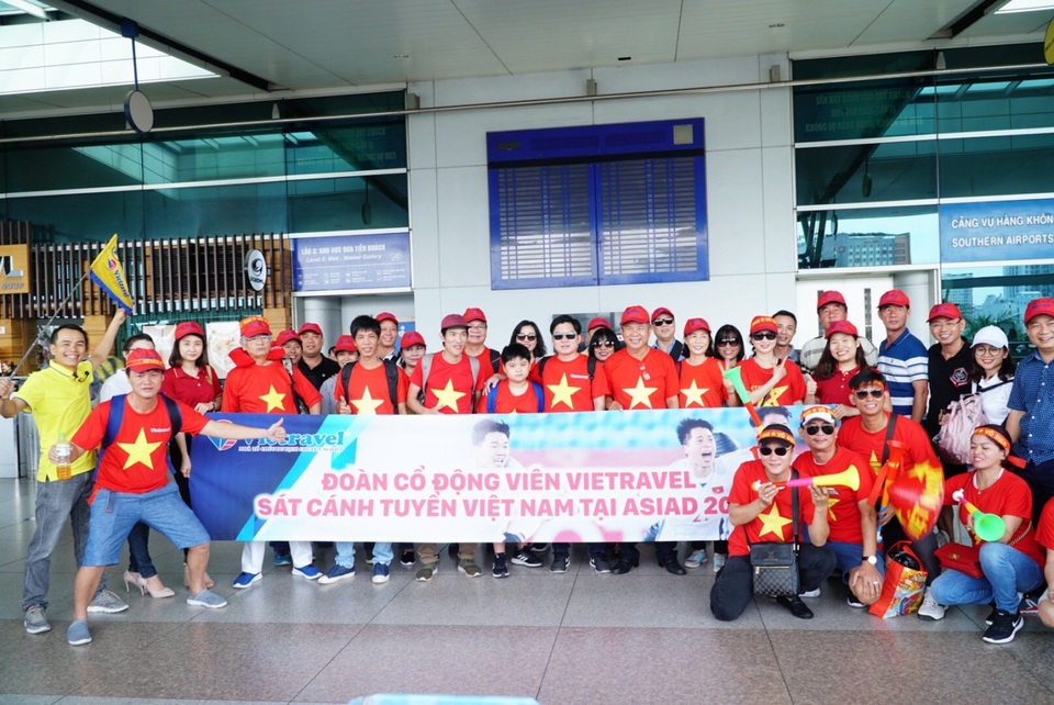 Người hâm mộ lên đường “tiếp lửa” Olympic Việt Nam - 1