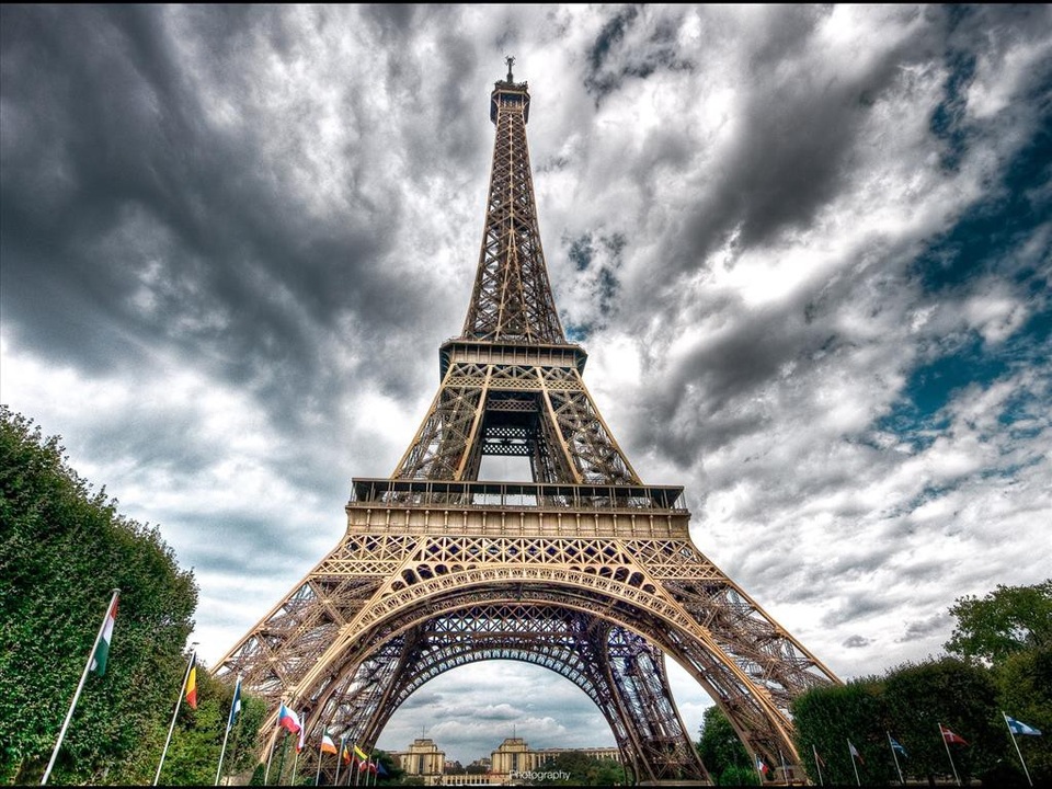 Tại sao không được chụp ảnh tháp Eiffel vào buổi tối? - 1 Tại sao không được chụp ảnh tháp Eiffel vào buổi tối? - 1